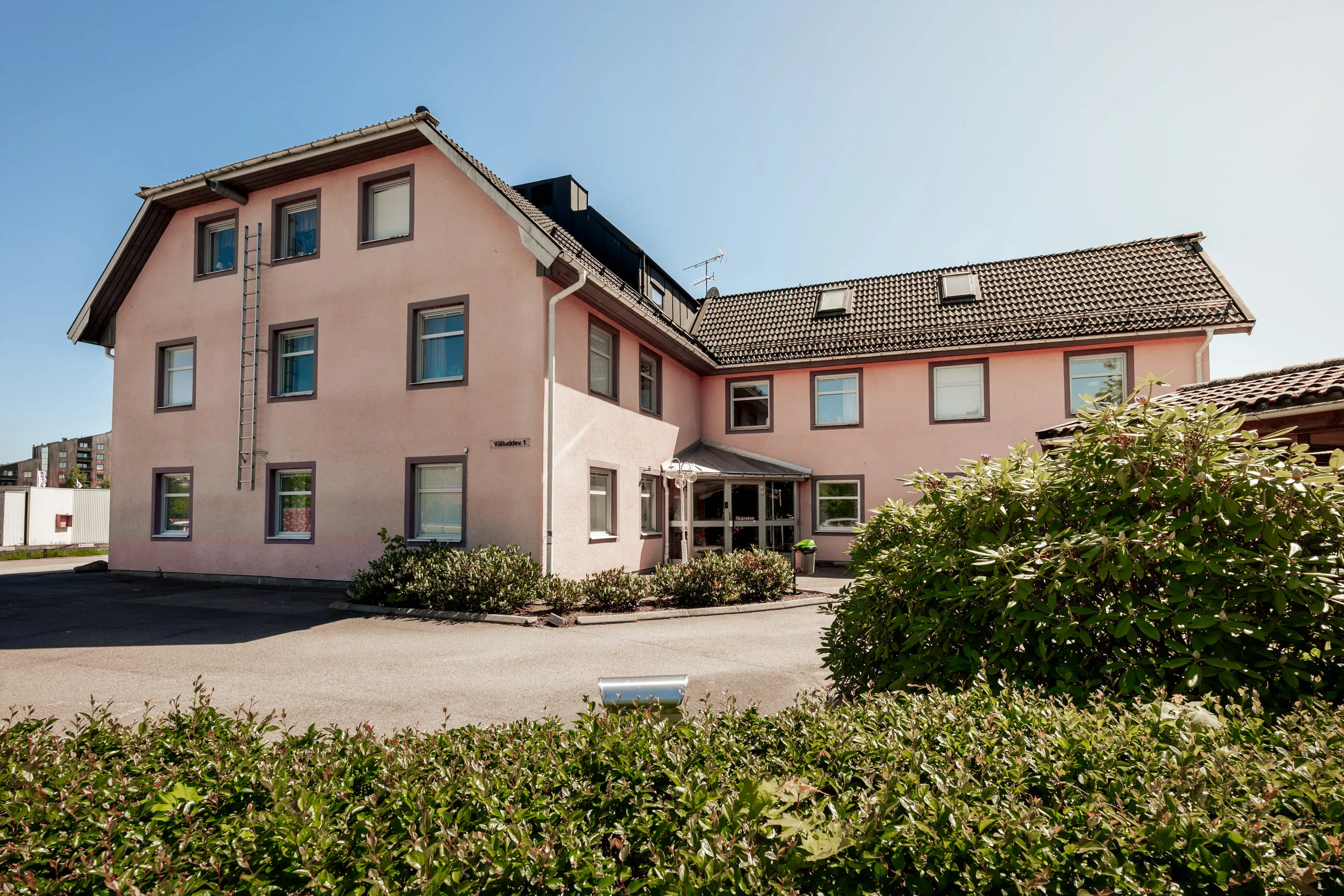 Växjö Vandrarhems byggnad på Välluddevägen 1 en solig sommardag